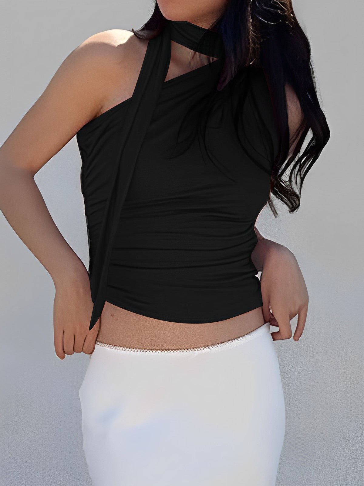 Asymmetrisk topp med halterneck