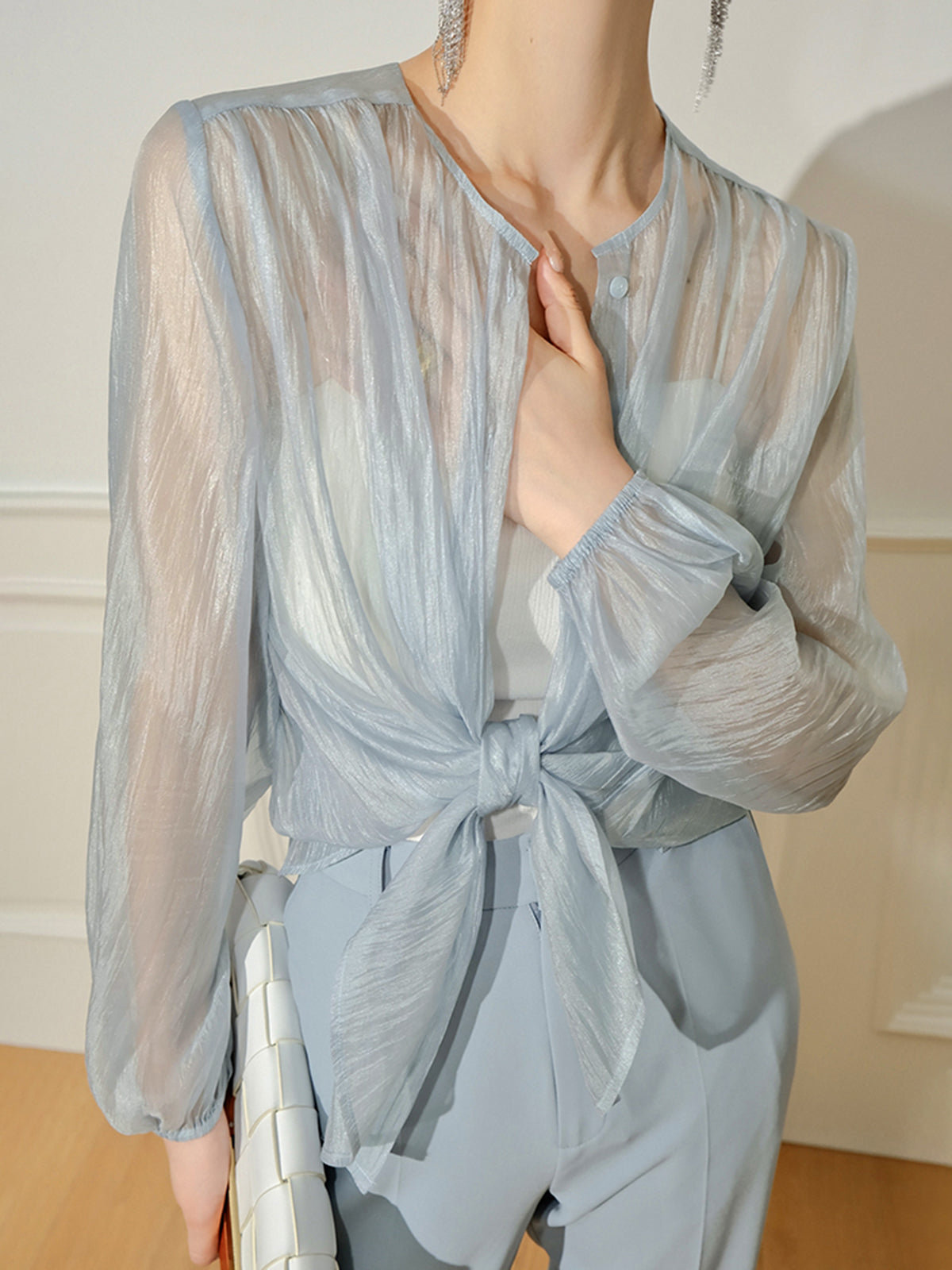 Halvtransparent bluse med lange ermer og knapper