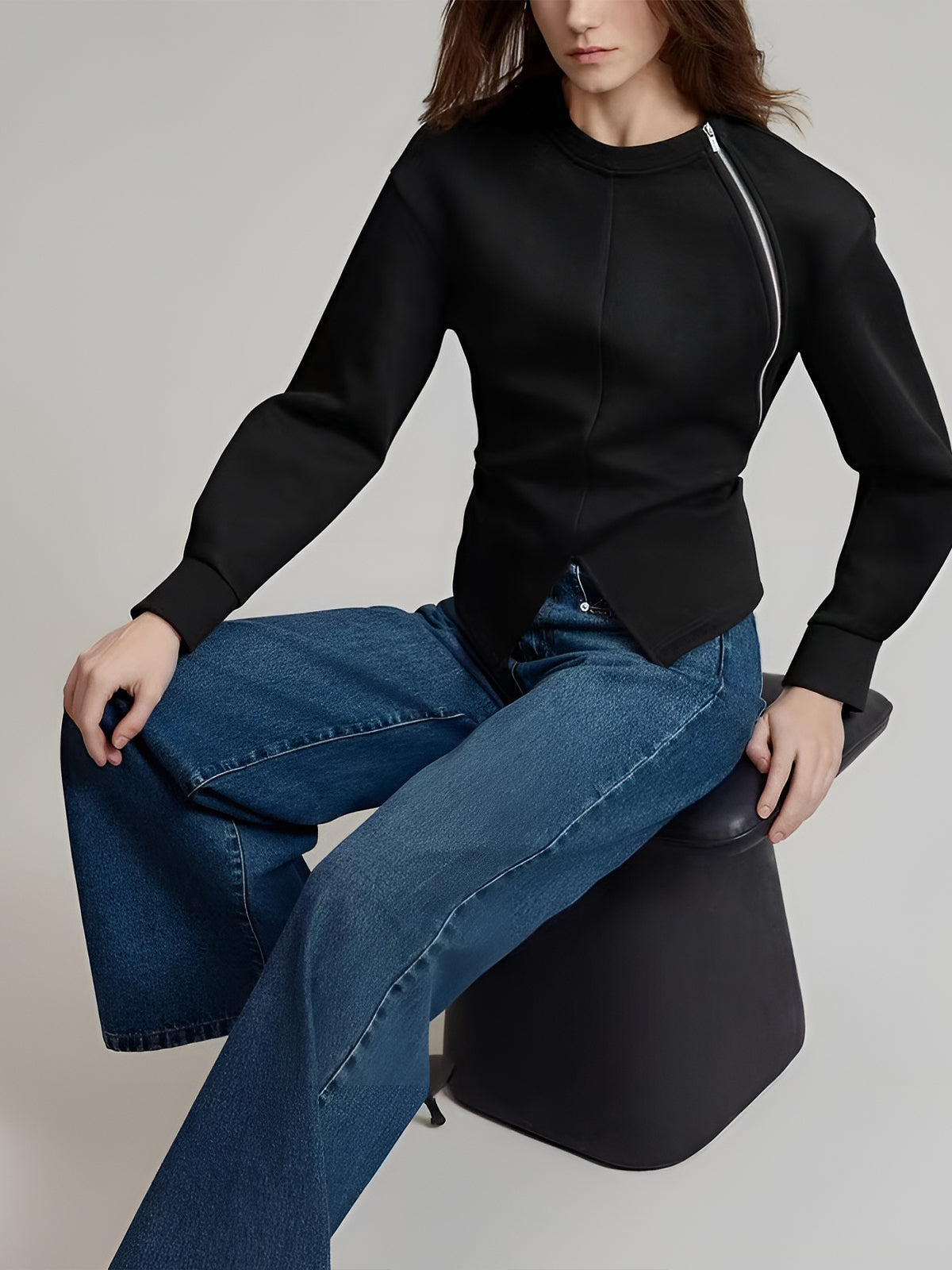 Ensfarget bluse med glidelås og splitt