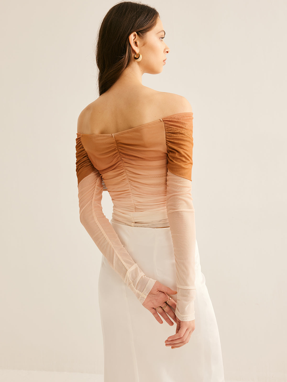 Halvtransparent bluse med bare skuldre og mesh-effekt