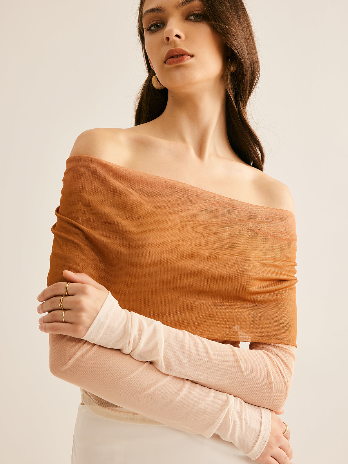 Halvtransparent bluse med bare skuldre og mesh-effekt