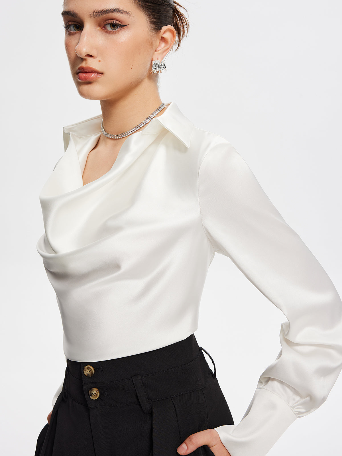 V-hals plissert langermet bluse