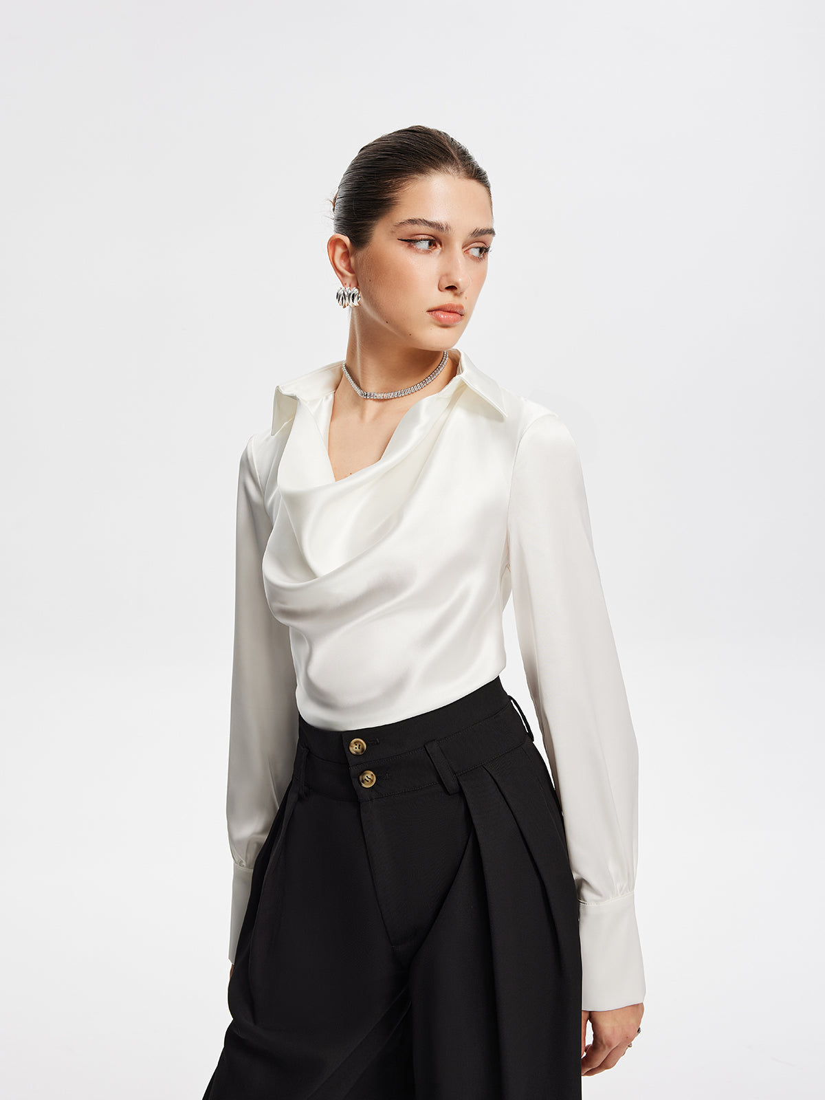 V-hals plissert langermet bluse