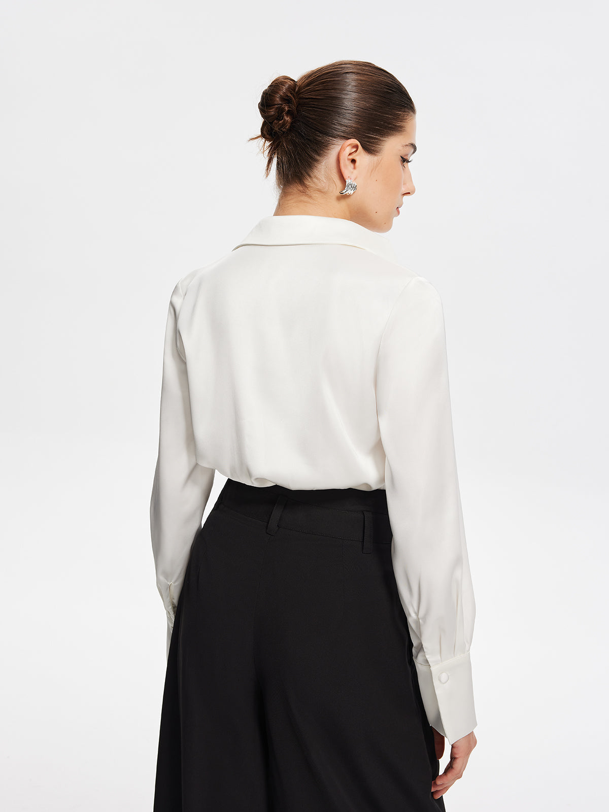 V-hals plissert langermet bluse