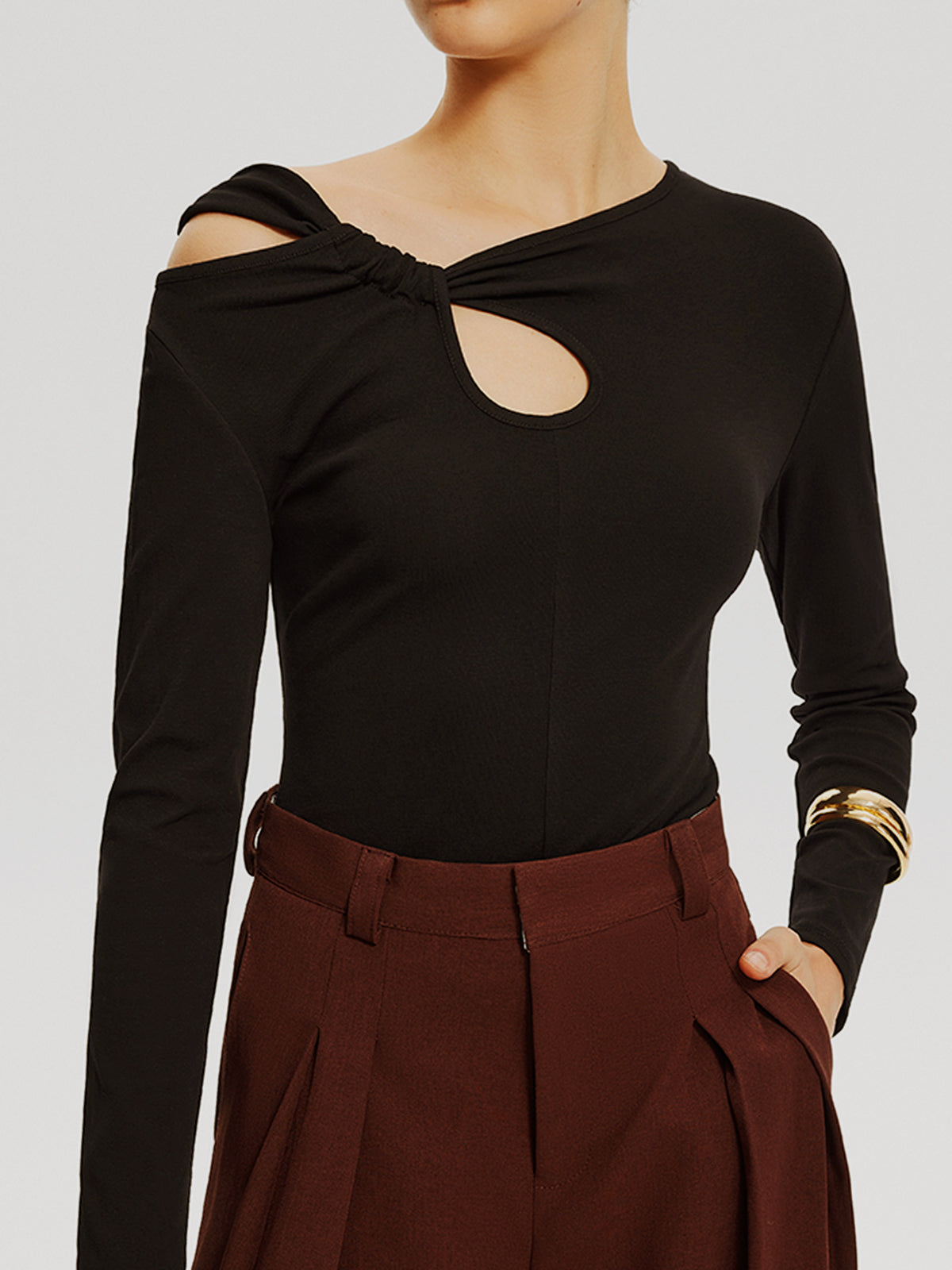 Asymmetrisk knuten jerseytopp