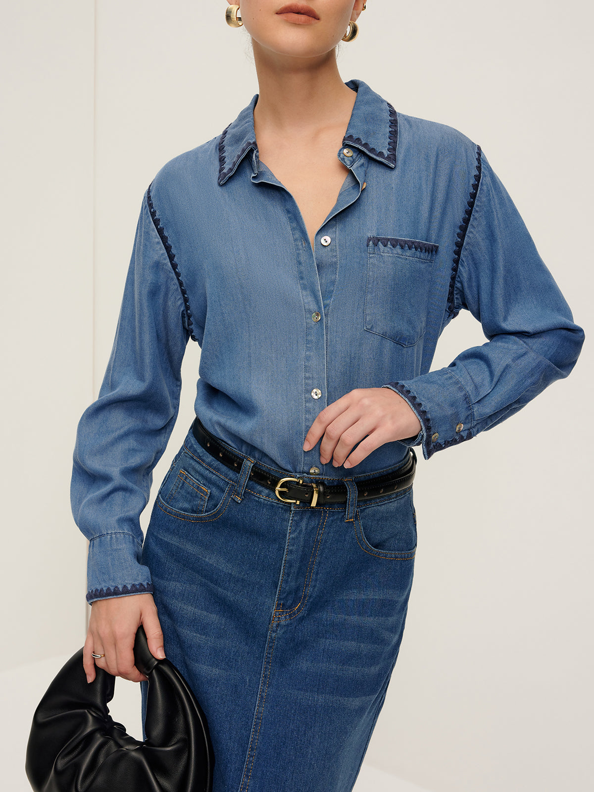 Denimskjorta med broderad kant och slag