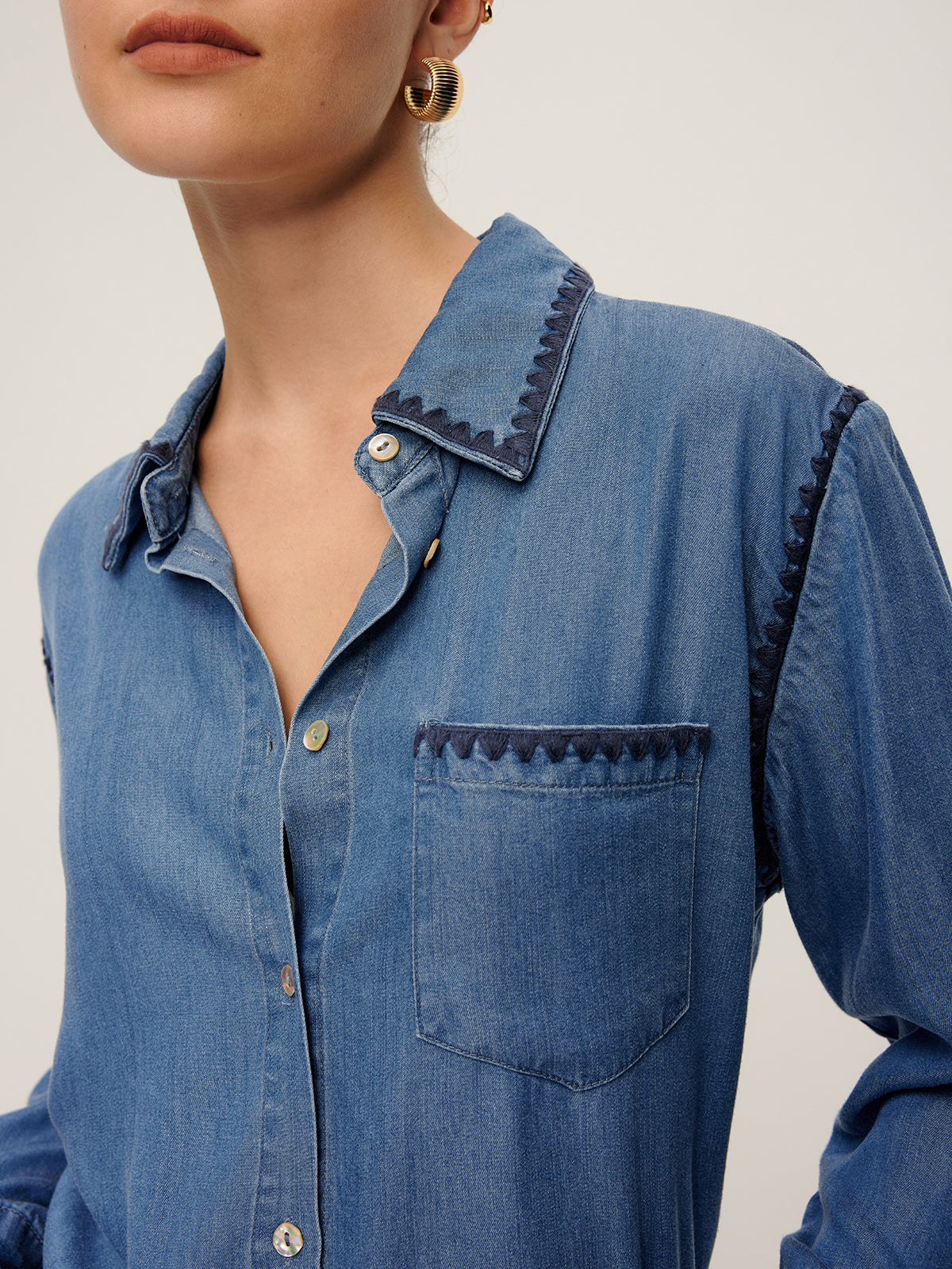 Denimskjorta med broderad kant och slag