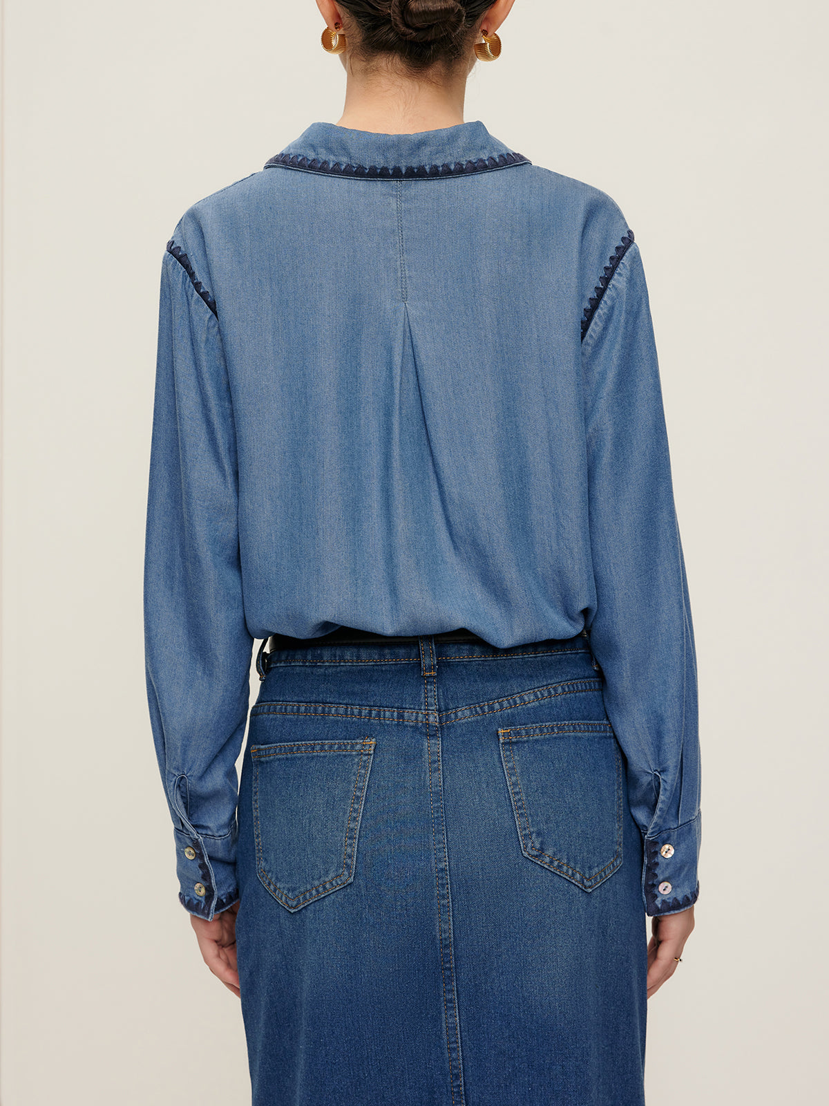 Denimskjorta med broderad kant och slag