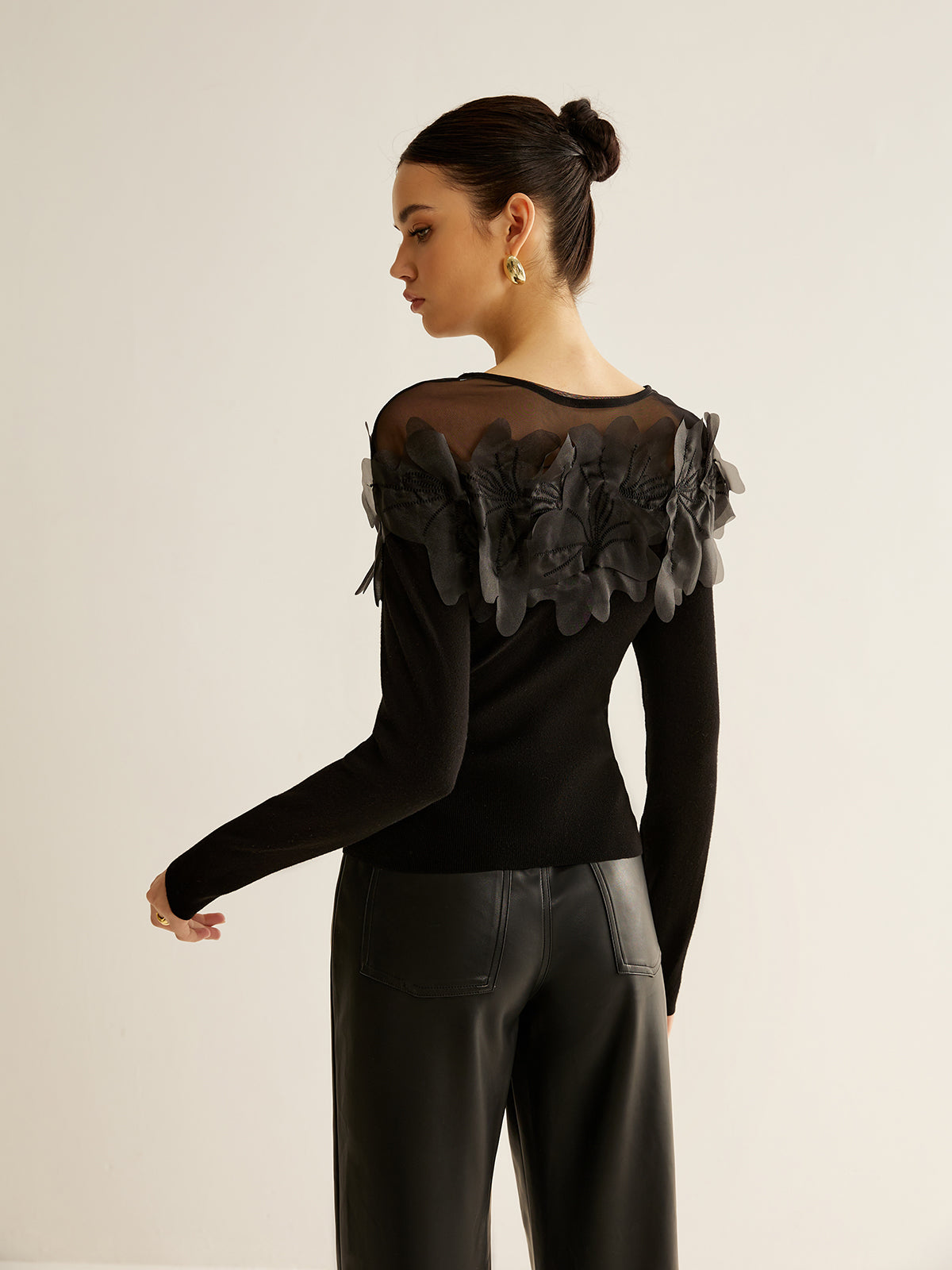 Halvtransparent smal blus med blomdekor