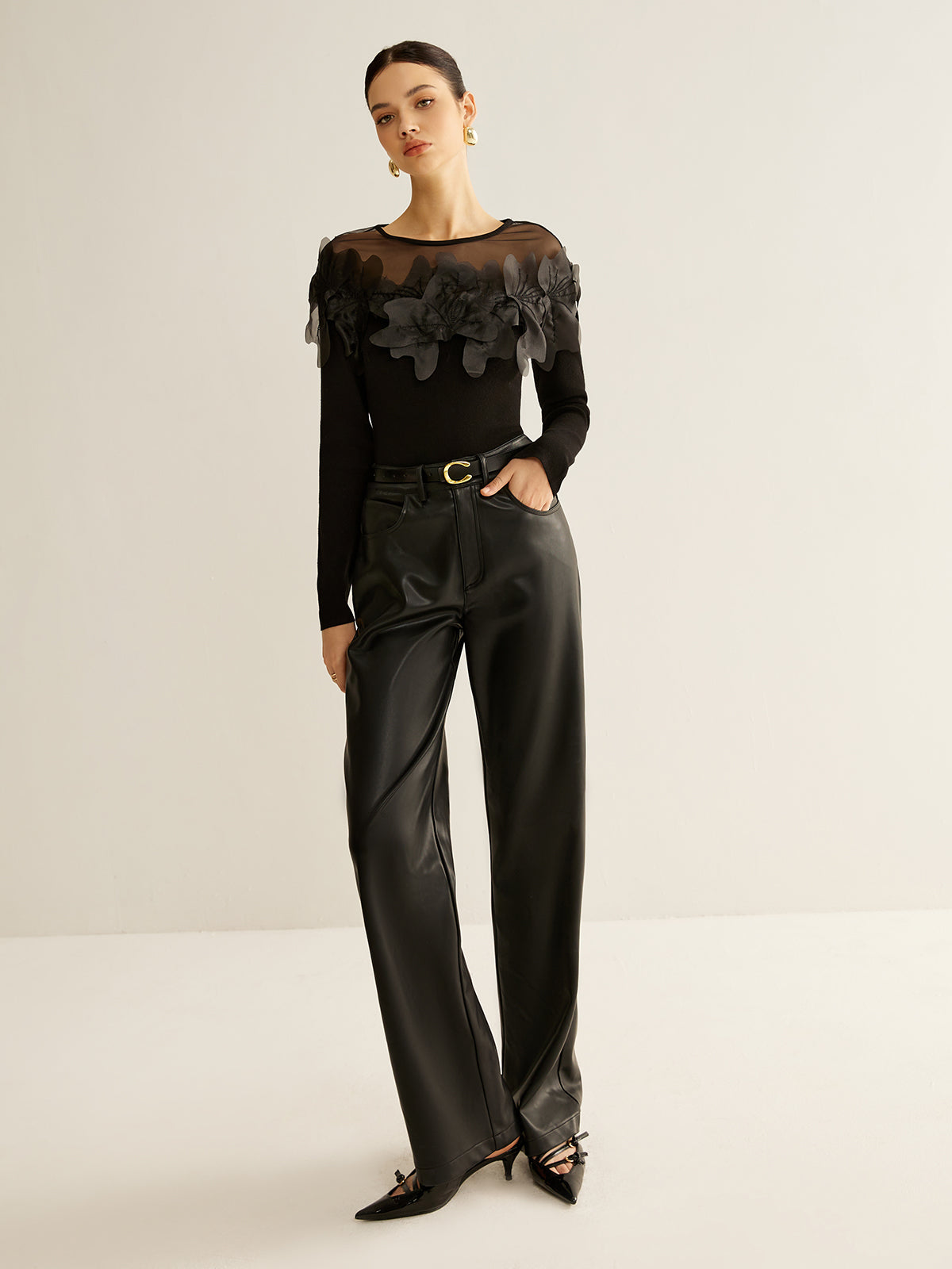 Halvtransparent smal blus med blomdekor