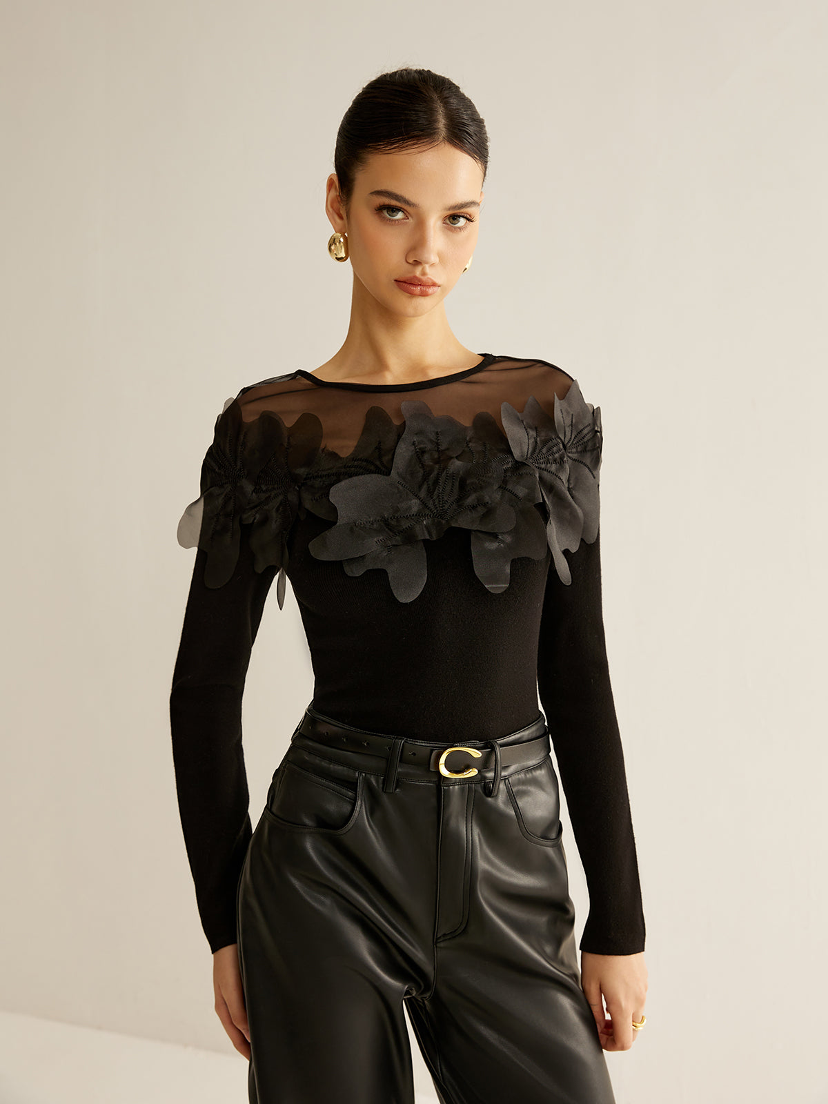 Halvtransparent smal blus med blomdekor