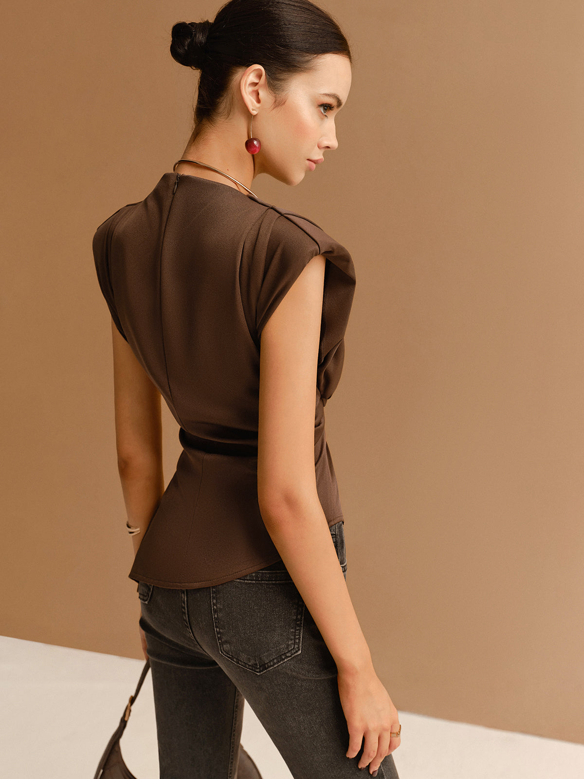 Skinny T-skjorte med asymmetrisk kant og ermer