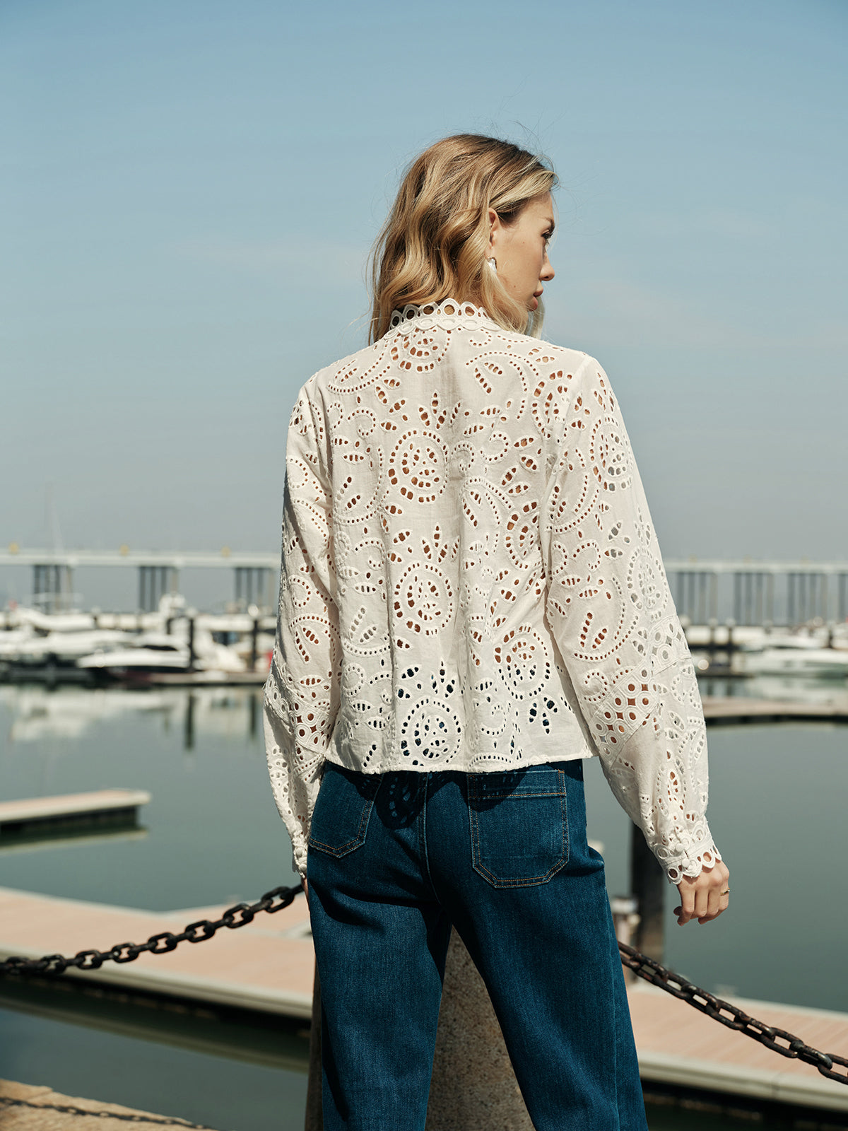 Topp med broderi og uthuling