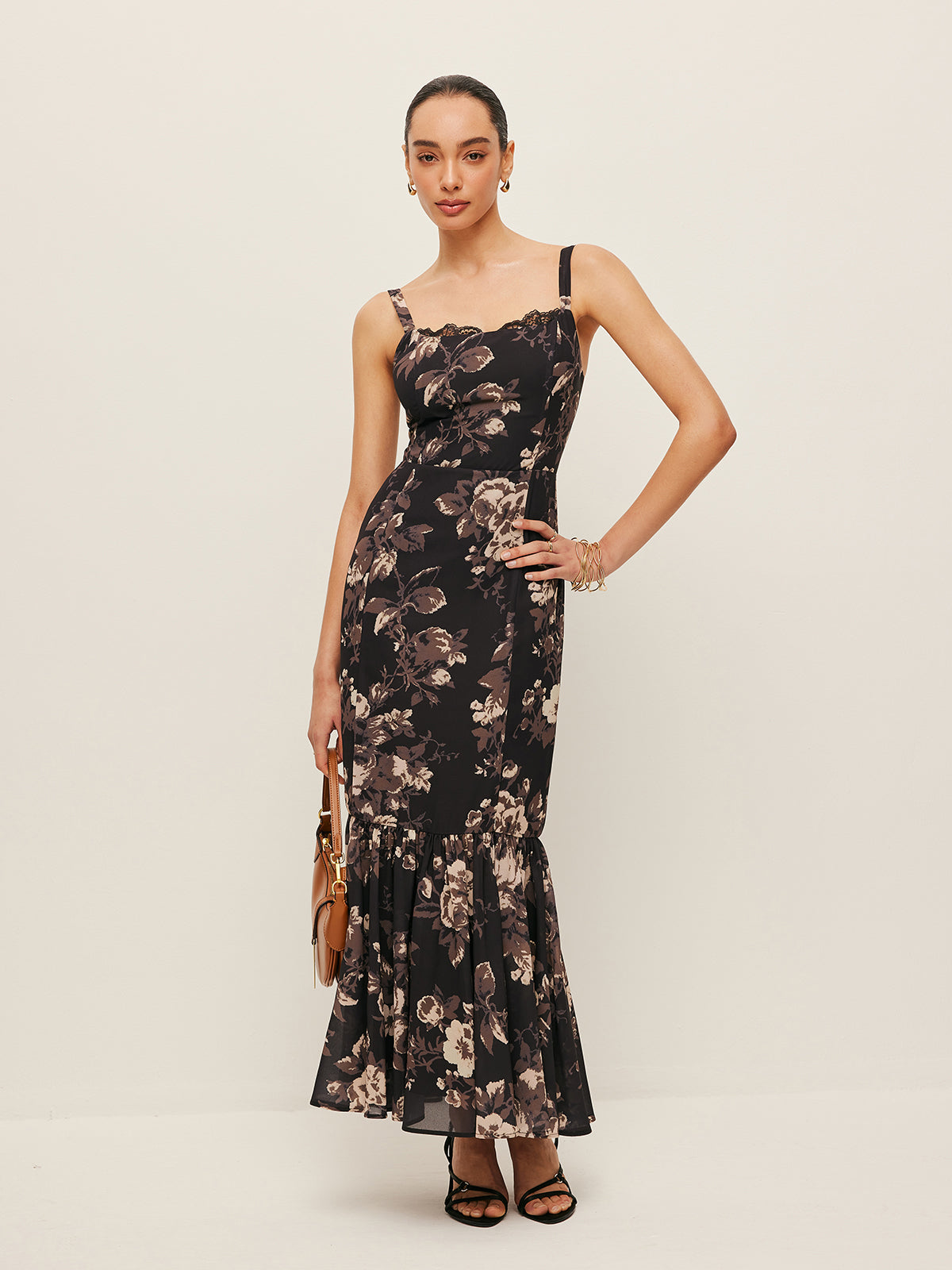 Chiffonkjole med blomster og rysjer