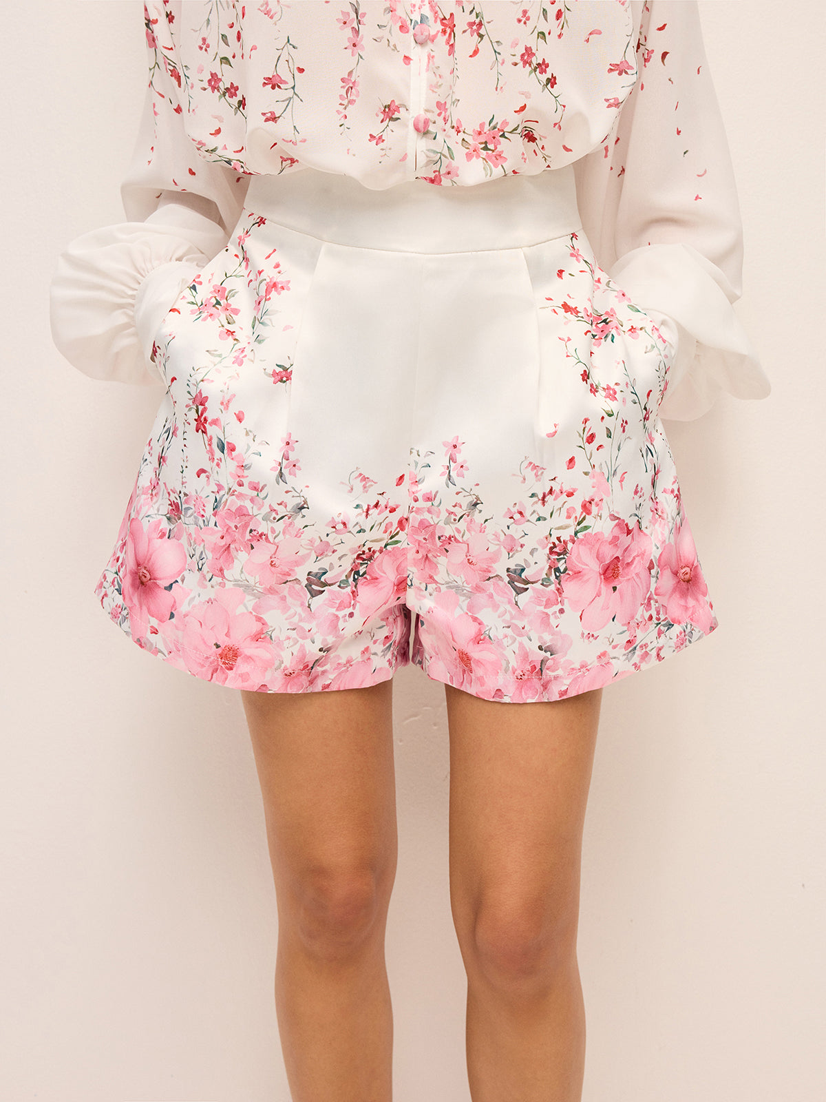 Sett med plisserte shorts i blomstertrykk uten belte