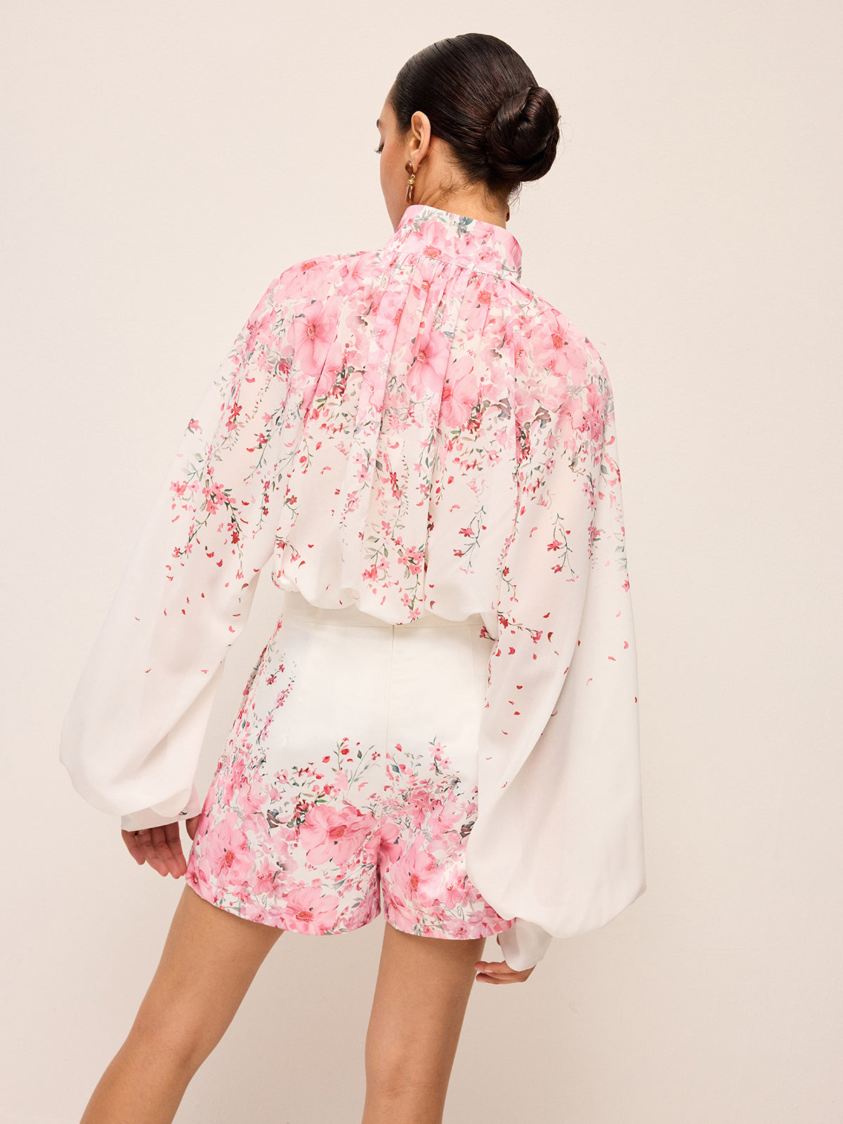 Sett med plisserte shorts i blomstertrykk uten belte