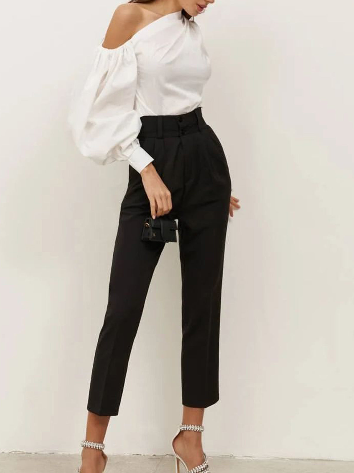 Asymmetrisk bluse med bare skuldre 