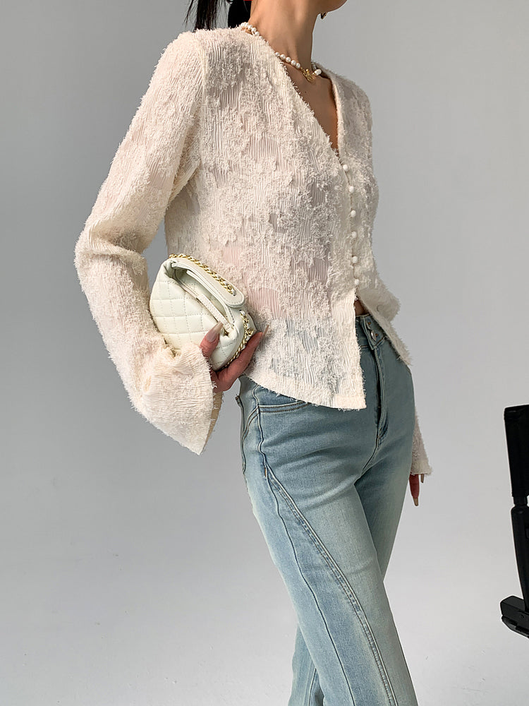 Halvtransparent bluse med V-hals og lange ermer