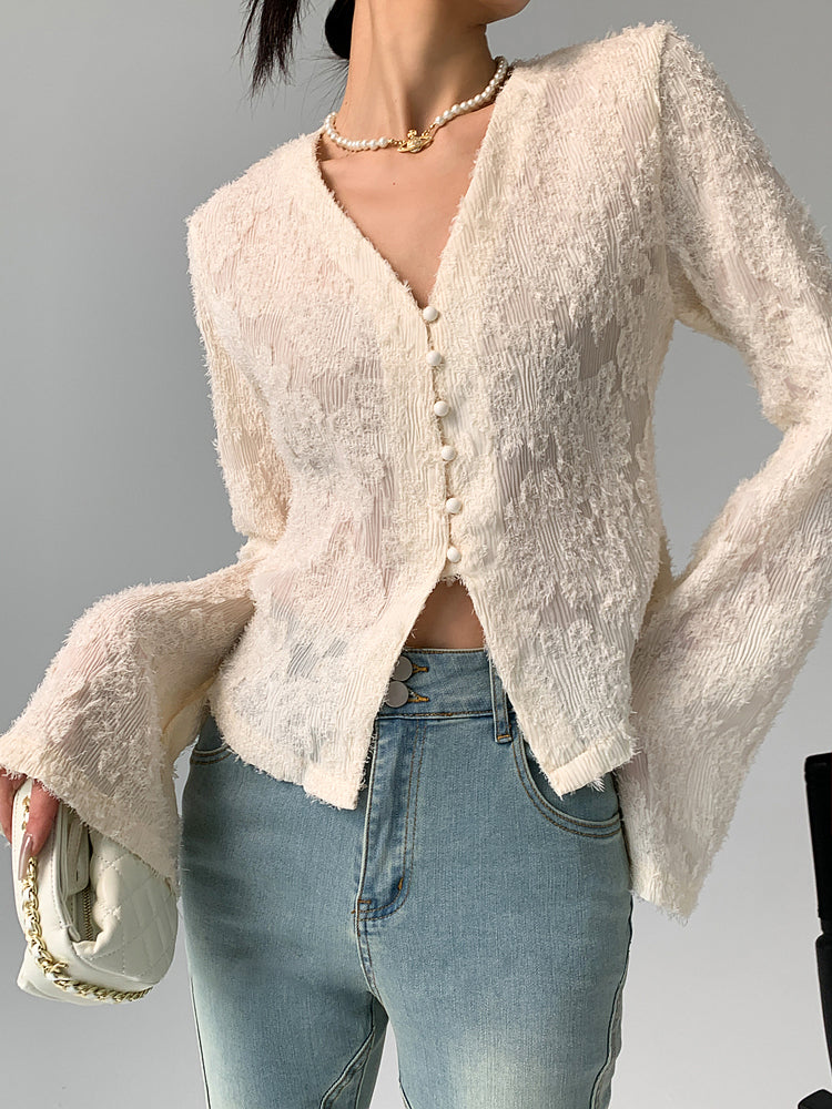 Halvtransparent bluse med V-hals og lange ermer