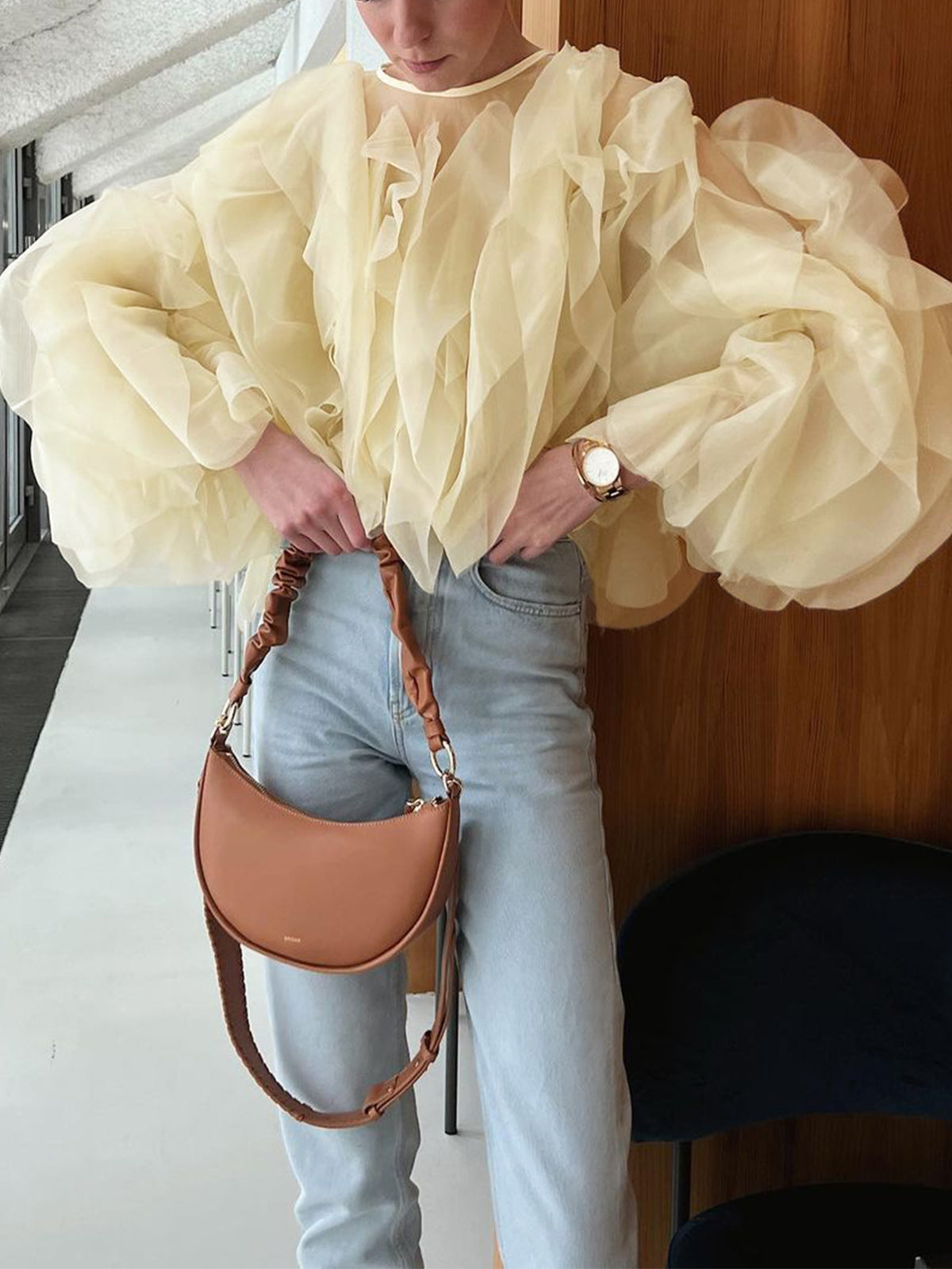 Halvtransparent chiffonbluse med rysjer og rund hals 