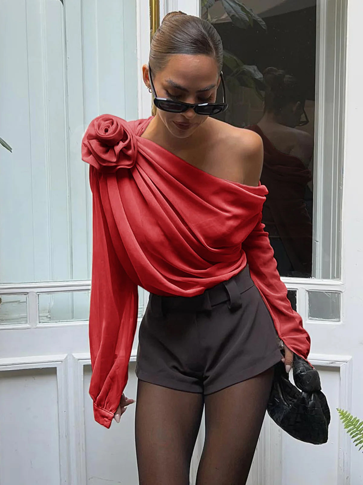 Halvtransparent asymmetrisk bluse i chiffon med én skulder 