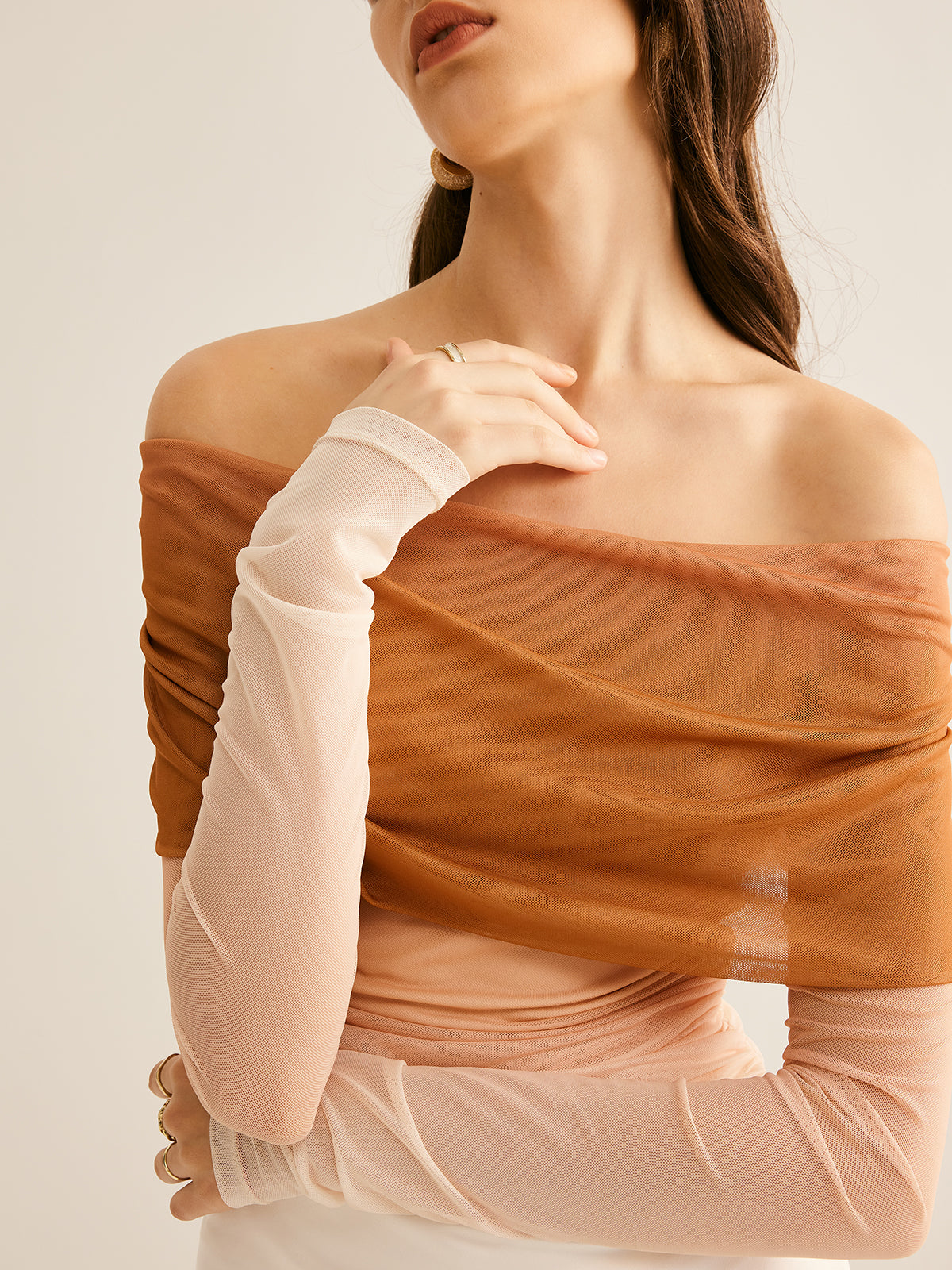 Halvtransparent bluse med bare skuldre og mesh-effekt 