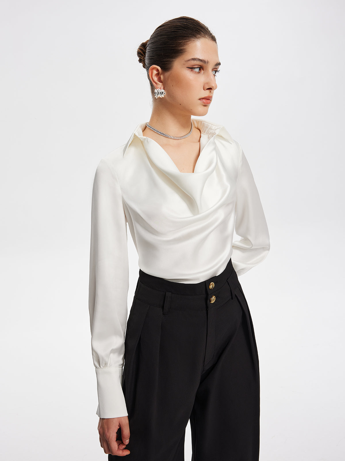 V-hals plissert langermet bluse 