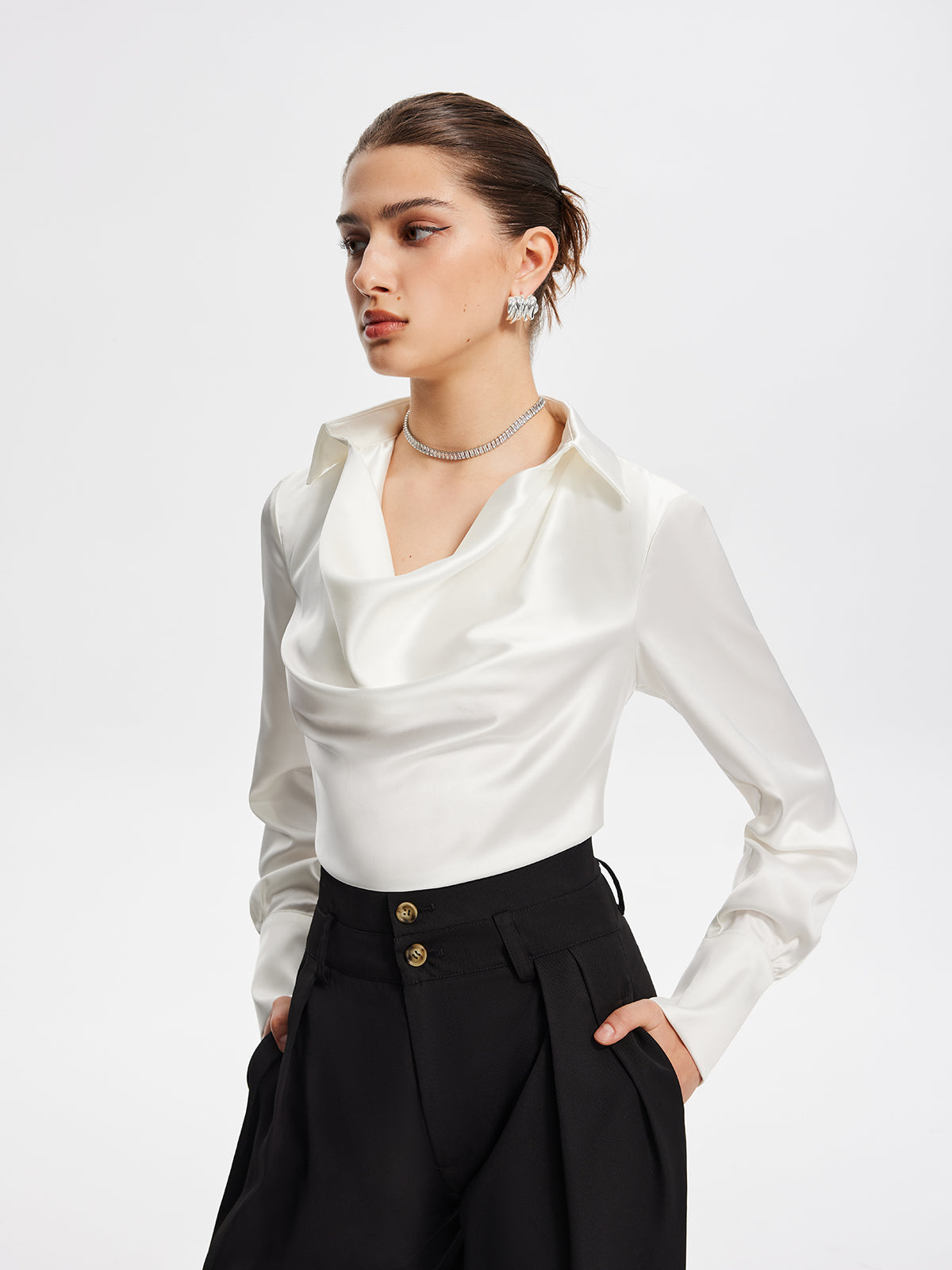 V-hals plissert langermet bluse 