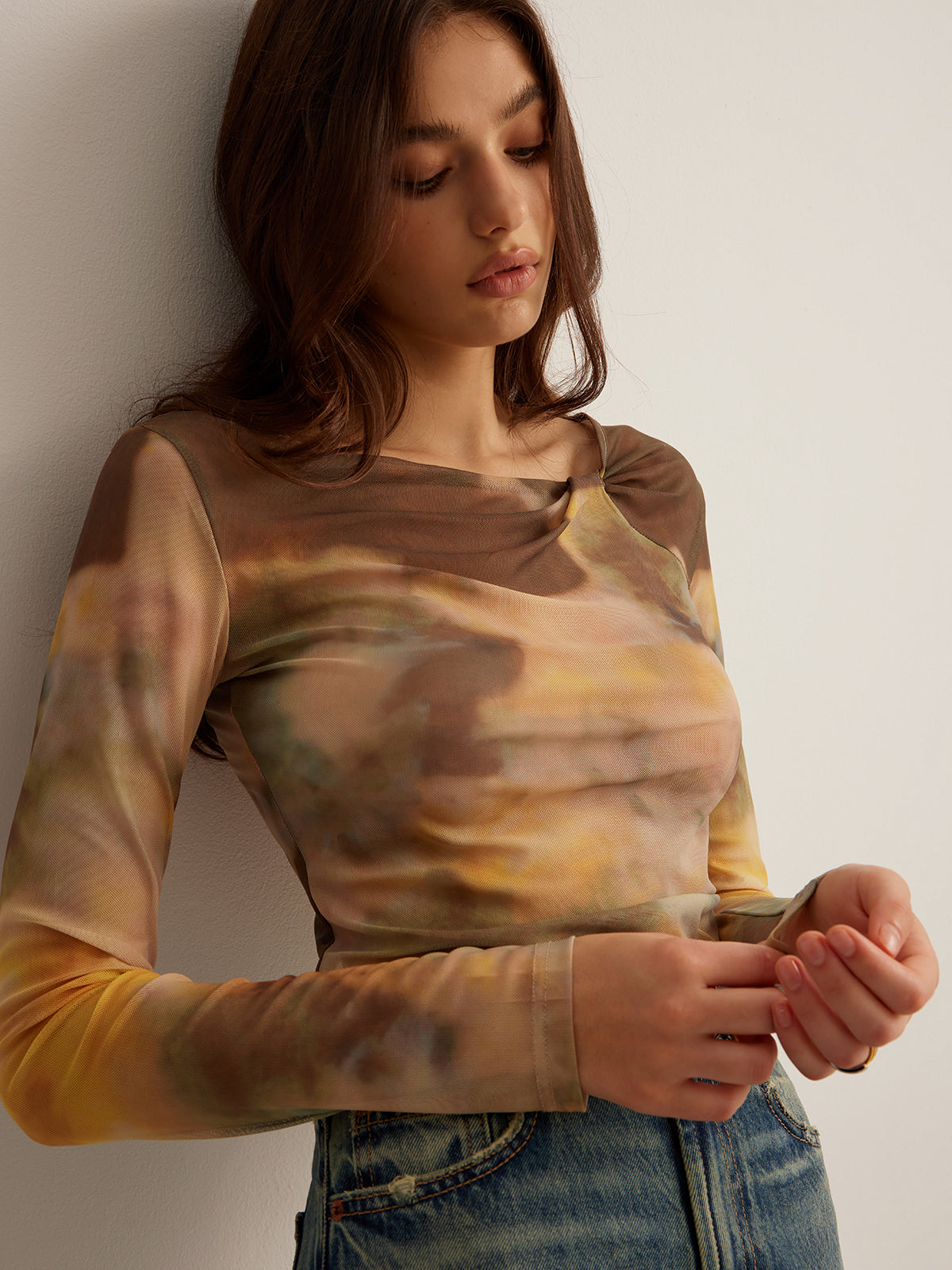 Halvtransparent t-shirt med färgat tryck i mesh 