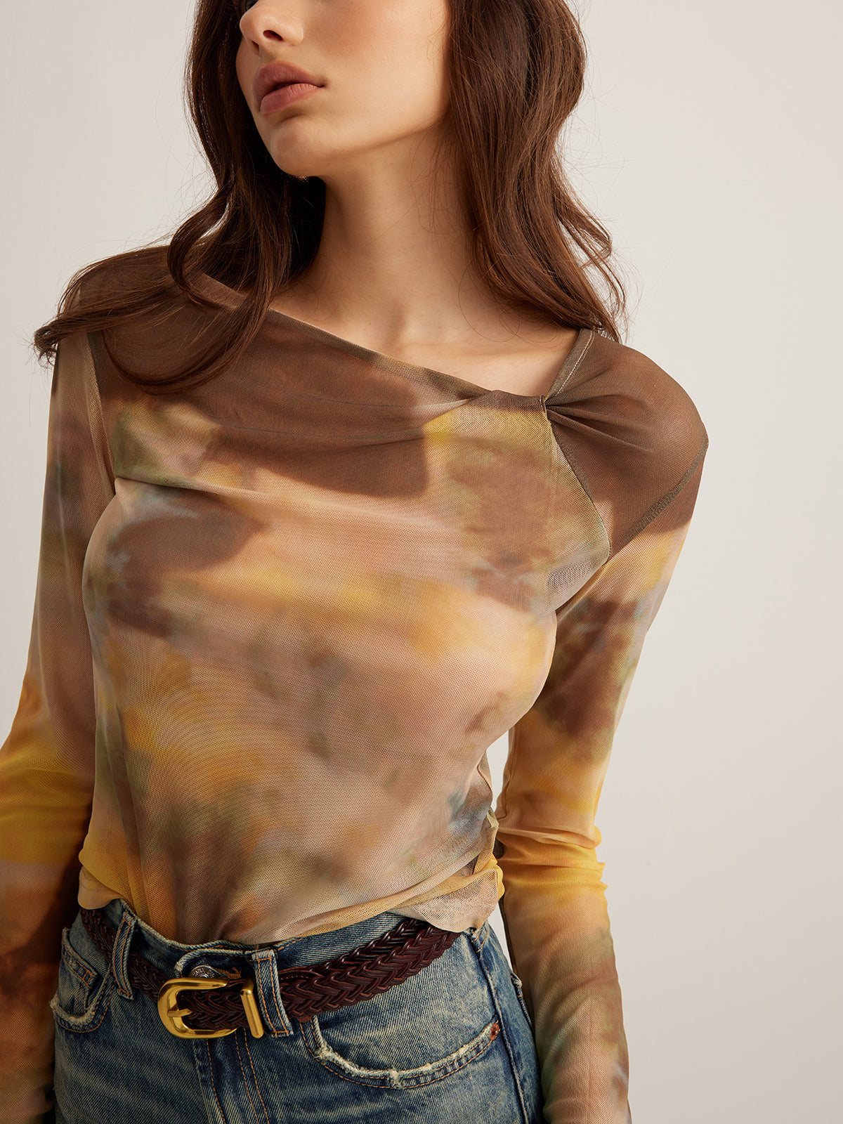 Halvtransparent t-shirt med färgat tryck i mesh 