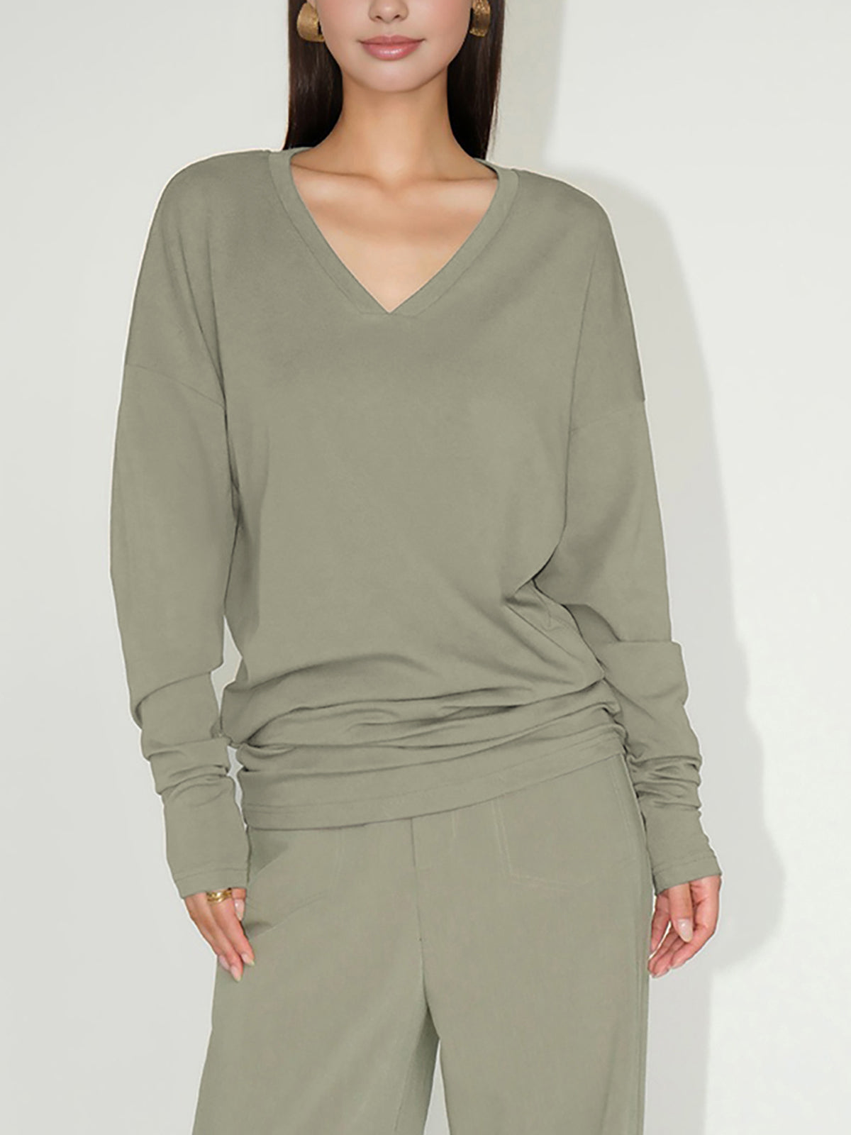 Minimalistisk V-ringad draperad topp 