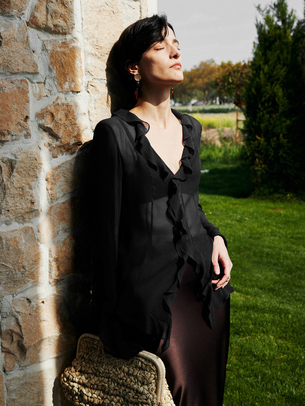 Halvtransparent blus med volanger och slits 