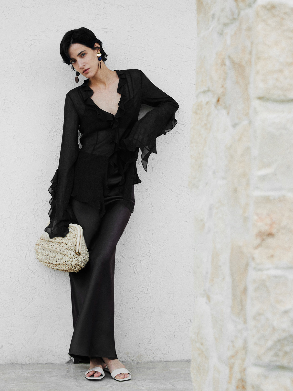 Halvtransparent blus med volanger och slits 