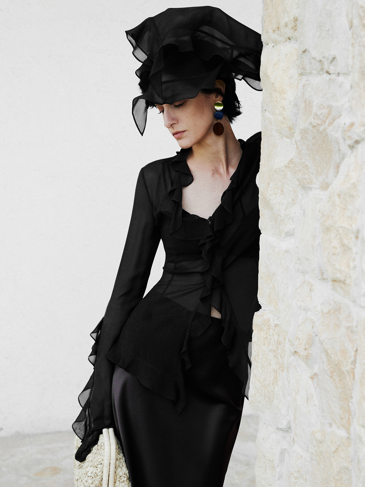 Halvtransparent blus med volanger och slits 