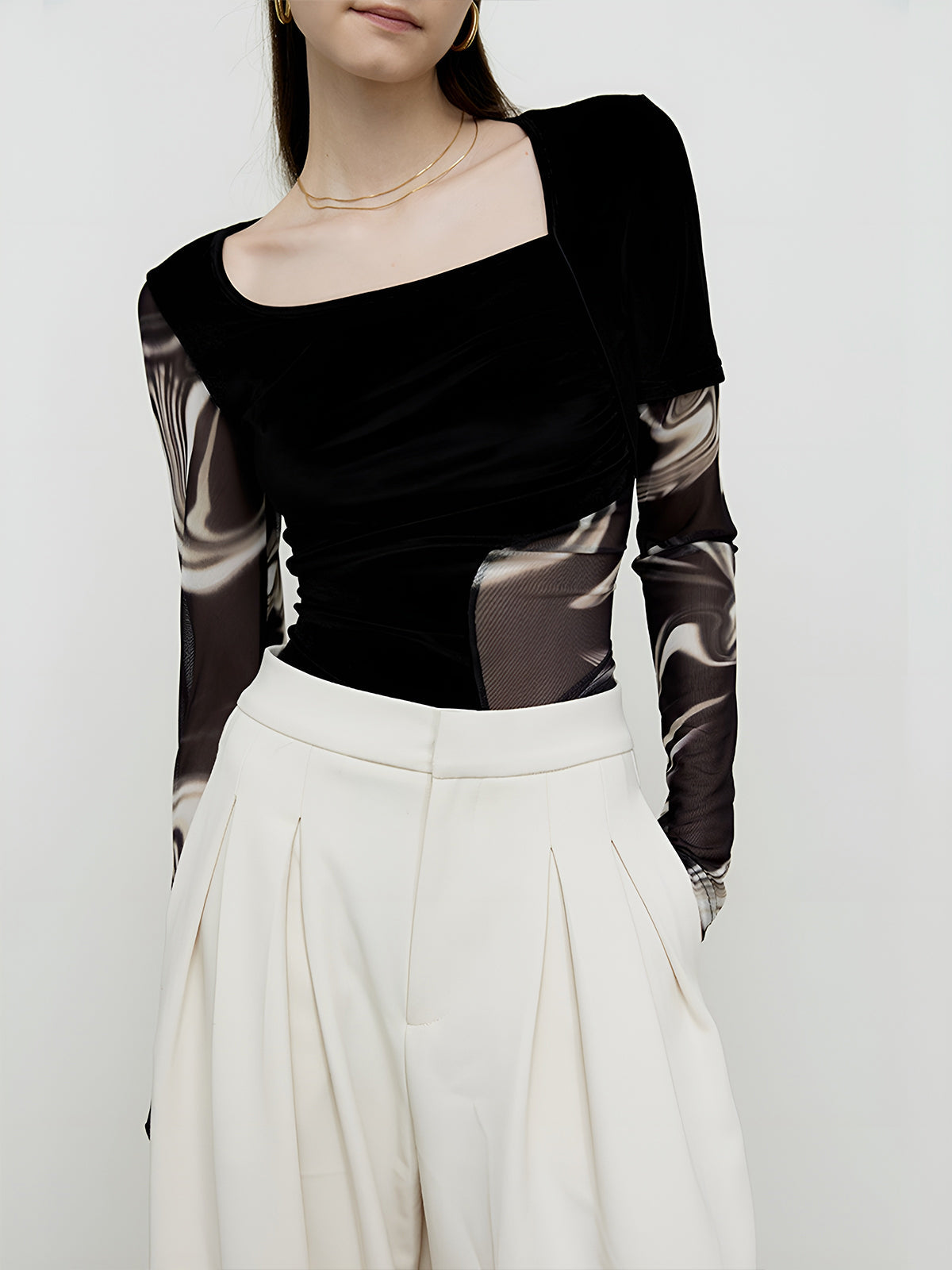 Semi-transparent geometrisk trykktopp i nettingjersey 