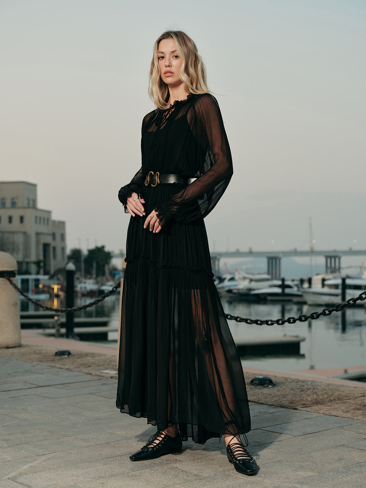 Kjole i chiffon med rysjer 