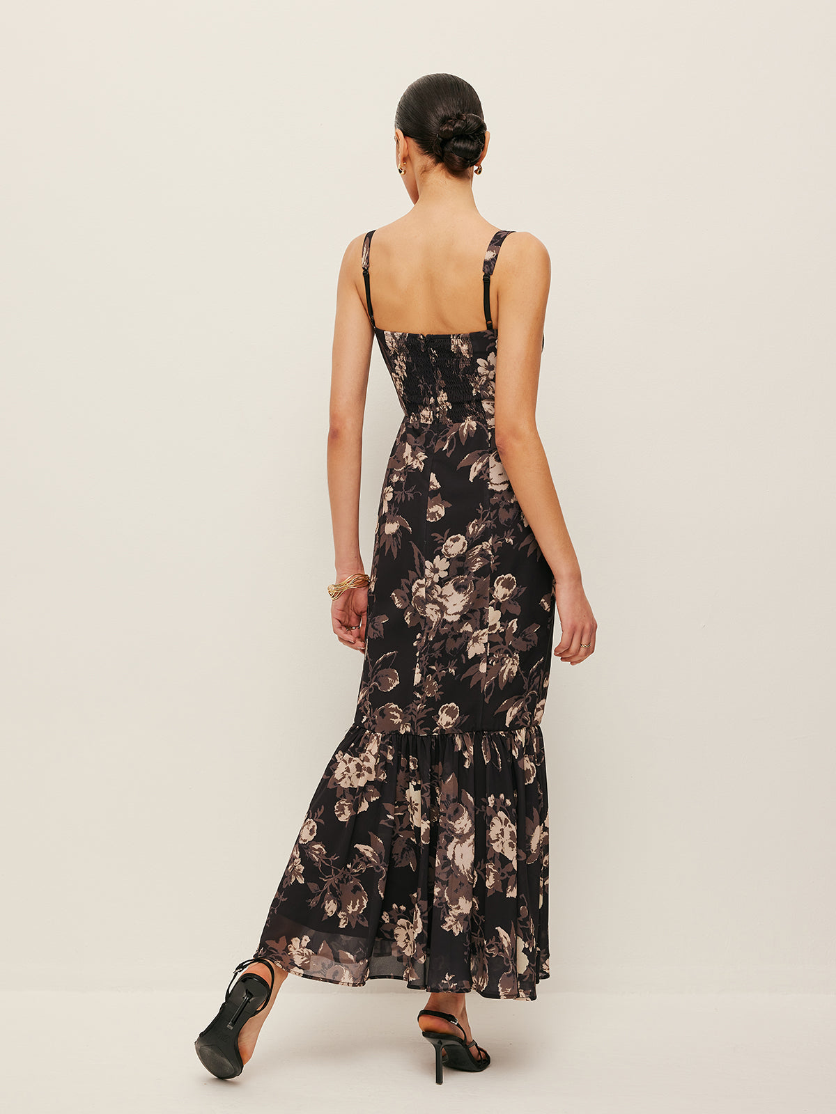 Chiffonkjole med blomster og rysjer 