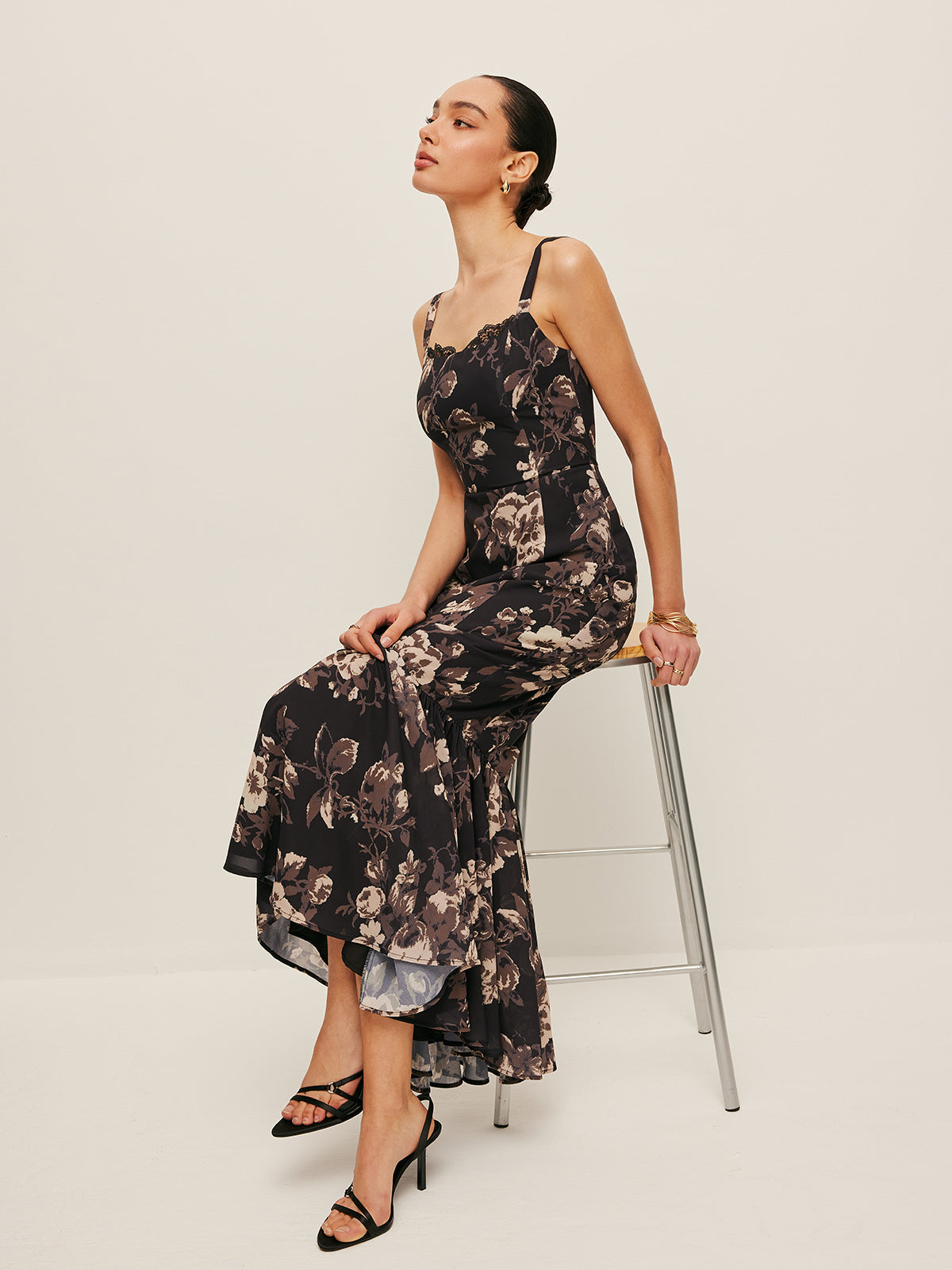 Chiffonkjole med blomster og rysjer 