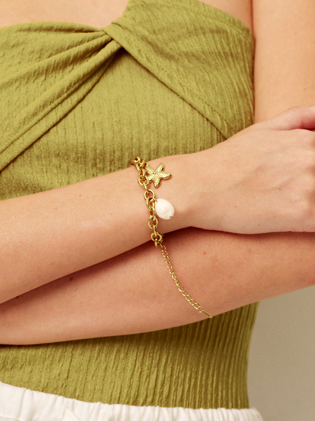 Armband med snäckskal och guldkedja 