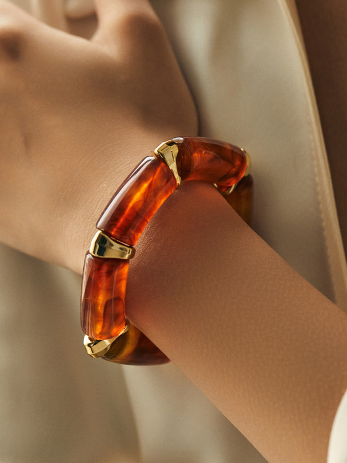 Armband med manschett i harts 