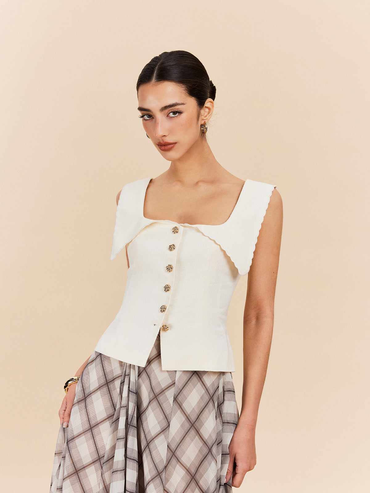 Cotton & Linen Scalloped Collar Buttoned Top